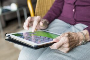 Slechts weinig senioren zijn bekend met e-health toepassingen. Hoe ouder, hoe minder positief ook over digitale zorgtoepassingen.