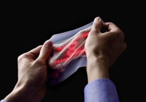 Japanse wetenschappers hebben een elastische tweede huid ontwikkeld met daarin sensors om lichaamsfuncties te monitoren.