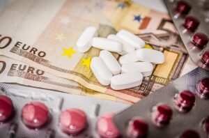Vroegtijdig signaleren door apothekers van mogelijke complicaties door verkeerd medicijngebruik kan 300 miljoen euro per jaar aan zorgkosten besparen.